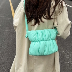 Sac bandoulière matelassé vert menthe avec une bandoulière souple et rembourrée