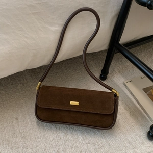 Minimalistische Vintage Baguette-Tasche aus dunkelbraunem Wildleder mit goldener Schnalle