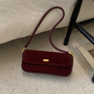 Retro Schultertasche in Burgunderrot aus Glattleder und Wildleder mit Goldschnalle