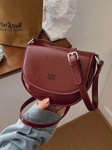 Klassische weinrote Satteltasche mit glatter Lederoptik und stilvollen silbernen Details