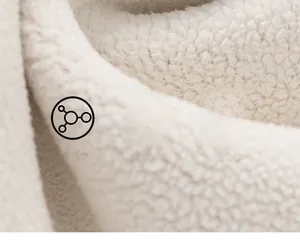 Λήψη macro από κρεμ ύφασμα fleece που δείχνει την πυκνή και μαλακή σγουρή υφή μαλλιού