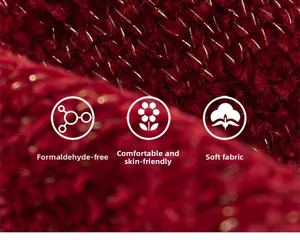 Vista macro del morbido tessuto a maglia rosso con fili metallici dorati scintillanti