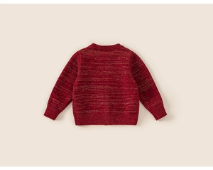 Dettaglio del cardigan in maglia rossa per bambina con trama rifinita e bordi a costine