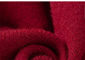Dettaglio ravvicinato del tessuto a maglia rosso scuro con texture morbida e fine