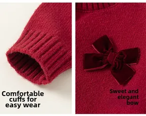 Dettaglio del cardigan in maglia rossa con fiocchi di velluto e comodi polsini a coste