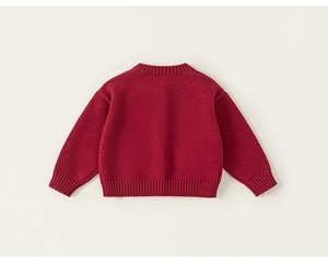 Dettaglio dello scollo a coste e della trama a maglia rossa del cardigan per bambini