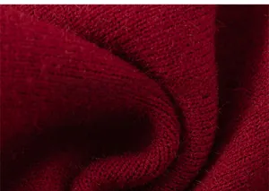 Dettaglio della trama in maglia rosso scuro con fibre morbide e calde per bambini