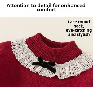 Dettaglio ravvicinato di maglione rosso con colletto in pizzo bianco e fiocco nero decorativo
