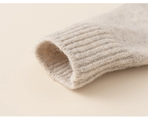 Detailopname van de elastische ribboord van een gebreid vestje voor baby's in zachte wol