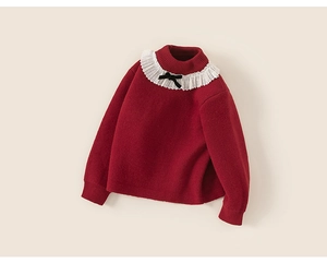 Dettaglio cardigan rosso con colletto in pizzo bianco e piccolo fiocco nero