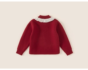 Dettaglio del retro di un cardigan rosso per bambina con colletto in pizzo bianco