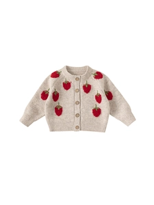Gebreid vest voor babymeisjes in lichtgrijs met aardbeienapplicaties en houten knopen