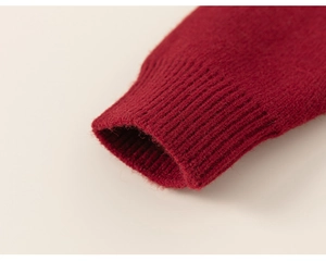 Vista macro dettagliata dei polsini in maglia a coste rosso scuro del maglione