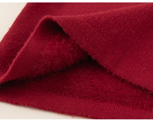 Dettaglio di tessuto a maglia rossa con spessa fodera in pile per il calore invernale
