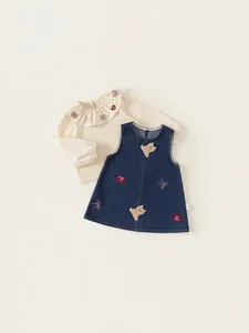 Zweiteiliges Mädchenset mit besticktem Jeanskleid und Rüschenkragenbluse im Bären-Design