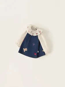 Mädchen-Set mit Cartoon-Bär-Jeanskleid und langärmeligem Rüschenhemd in Blau und Creme