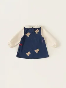 Zweiteiliges Mädchen-Set mit besticktem Bären-Oberteil und marineblauem Jeans-Trägerkleid