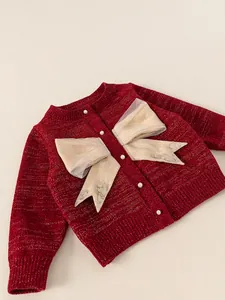 Cardigan in maglia bordeaux per bambine con fiocchi dorati e bottoni di perle