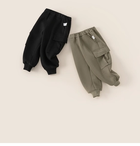 Detail of fleece-lined cargo pants with elastic waist and large side pockets