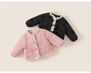 Dettaglio di giacche trapuntate da bambina in rosa e nero con ricamo a farfalla