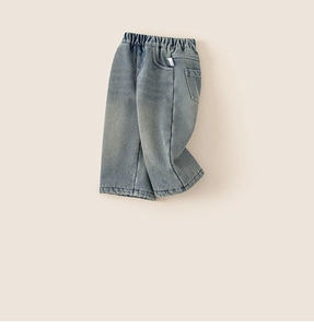 Vue détaillée du jean enfant bleu délavé rétro avec taille élastique et texture denim