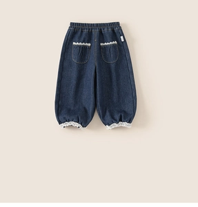 Gros plan détaillé du jean bleu foncé pour filles avec bordure en dentelle blanche et poignets