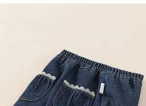 Détail de la taille élastique et dentelle blanche sur pantalon denim doublé polaire