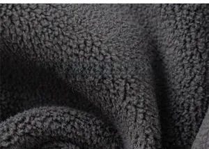 Gros plan sur la doublure polaire gris foncé montrant la texture thermique du jean hiver