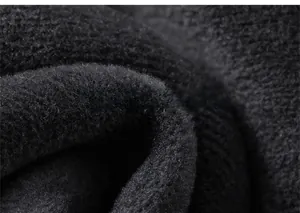 Gros plan sur la doublure polaire noire épaisse du jean d'hiver pour enfant, texture chaude