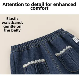 Détails de la taille élastique et poches à dentelle sur le pantalon denim doublé