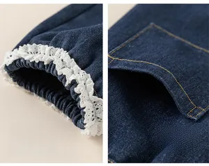 Détails du pantalon en jean pour filles avec ourlets en dentelle et poches latérales