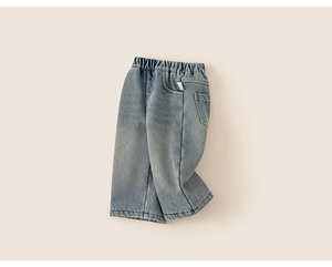 Gros plan d'un jean pour filles avec taille élastique et poches latérales pratiques