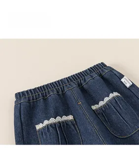 Détail du jean pour filles avec taille élastique et dentelle sur la poche arrière