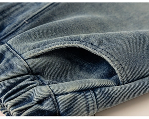 Détail du jean bleu pour fille avec taille élastiquée et poche latérale en vue macro