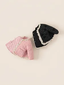 Eleganti giacche trapuntate per bambine con trama floreale e bordi con volant rosa e neri