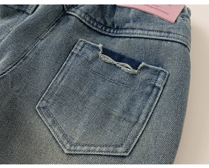 Détail du jean denim pour filles avec taille élastique et poche arrière usée