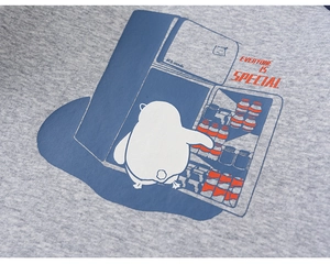Dettaglio di una maglietta in maglia grigia con grafica pinguino e testo speciale