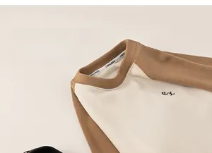 Détail d'un t-shirt enfant à manches raglan avec col rond et broderie ex subtile