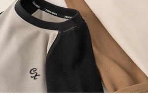 Détail du sweat gris pour enfant avec manches raglan et col côtelé de qualité