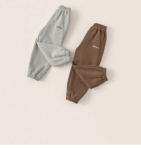 Détail de pantalons de jogging en coton épais gris et marron avec poignets élastiques