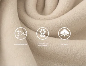 Gros plan sur la texture du tissu peluche beige montrant les détails polaires doux