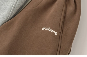 Vue détaillée du pantalon en maille de coton épais avec broderie du logo cheng chic