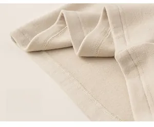 Détail du tissu en maille haute densité avec couture professionnelle à double aiguille