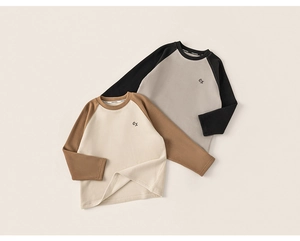 Détail à plat des t-shirts à manches raglan pour enfants en coton tricoté de haute qualité