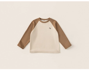 Détail d'un t-shirt raglan pour enfant avec couleurs contrastées et broderie fine