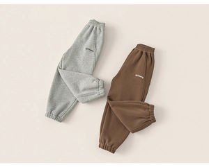 Détails de la taille élastique et des chevilles sur le pantalon de jogging épais pour enfant