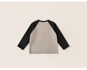 Détail d'un t-shirt raglan à manches longues pour enfants en coton gris et noir contrasté