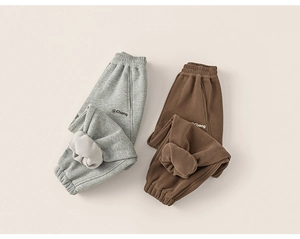 Détail du pantalon polaire épais pour enfant montrant le tissu gris, marron et la doublure