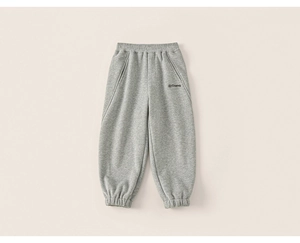 Détail du pantalon de jogging en coton gris avec logo brodé et taille élastique