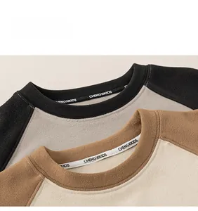 Détail du col rond contrasté et du ruban CHENGXIKIDS sur le sweat-shirt pour enfants